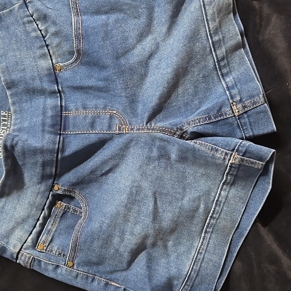 Shorts - Picture 4 of 4